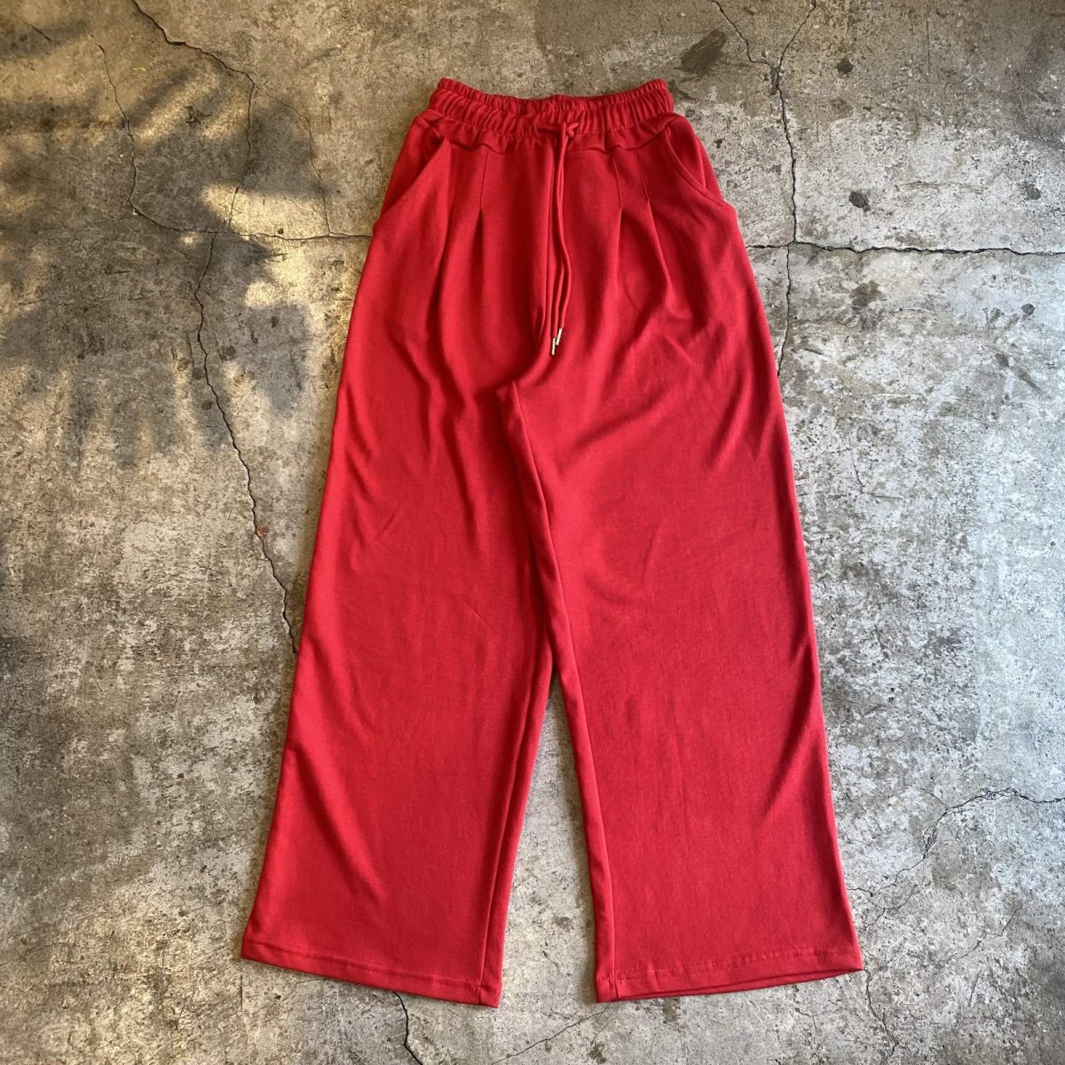 画像1: 【WONDERGROUND】TUCK COLOR WIDE SWEAT PANTS / RED / OS (1)