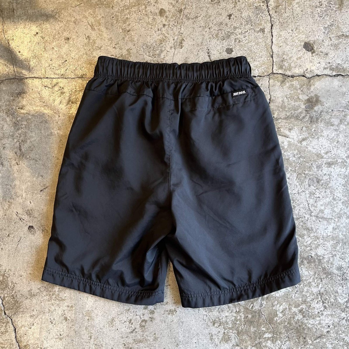 画像2: 【NIKE】BLACK COLOR PATCH EMBROIDERY DESIGN NYLON HALF PANTS / FREE~W31(S) (2)