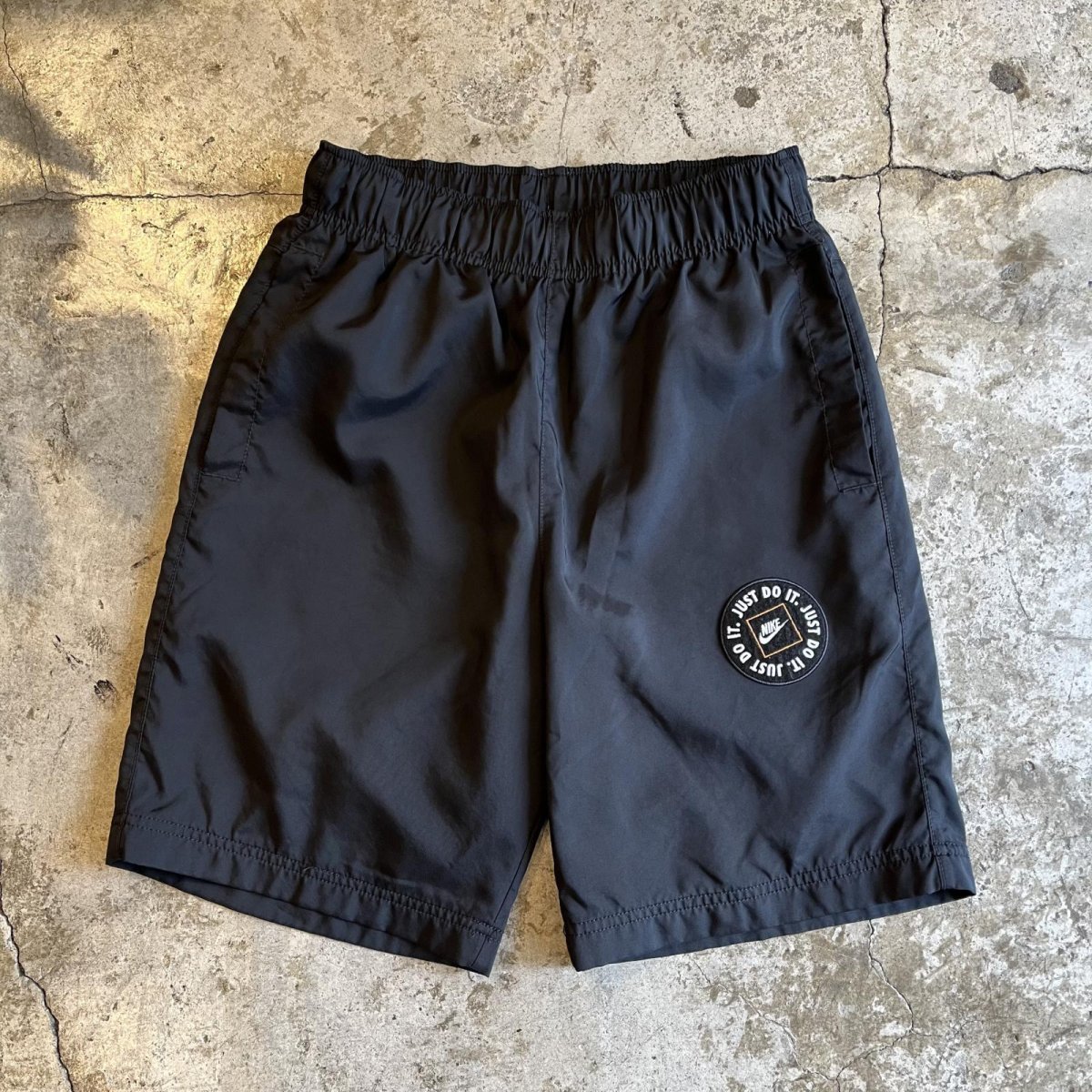 画像1: 【NIKE】BLACK COLOR PATCH EMBROIDERY DESIGN NYLON HALF PANTS / FREE~W31(S) (1)