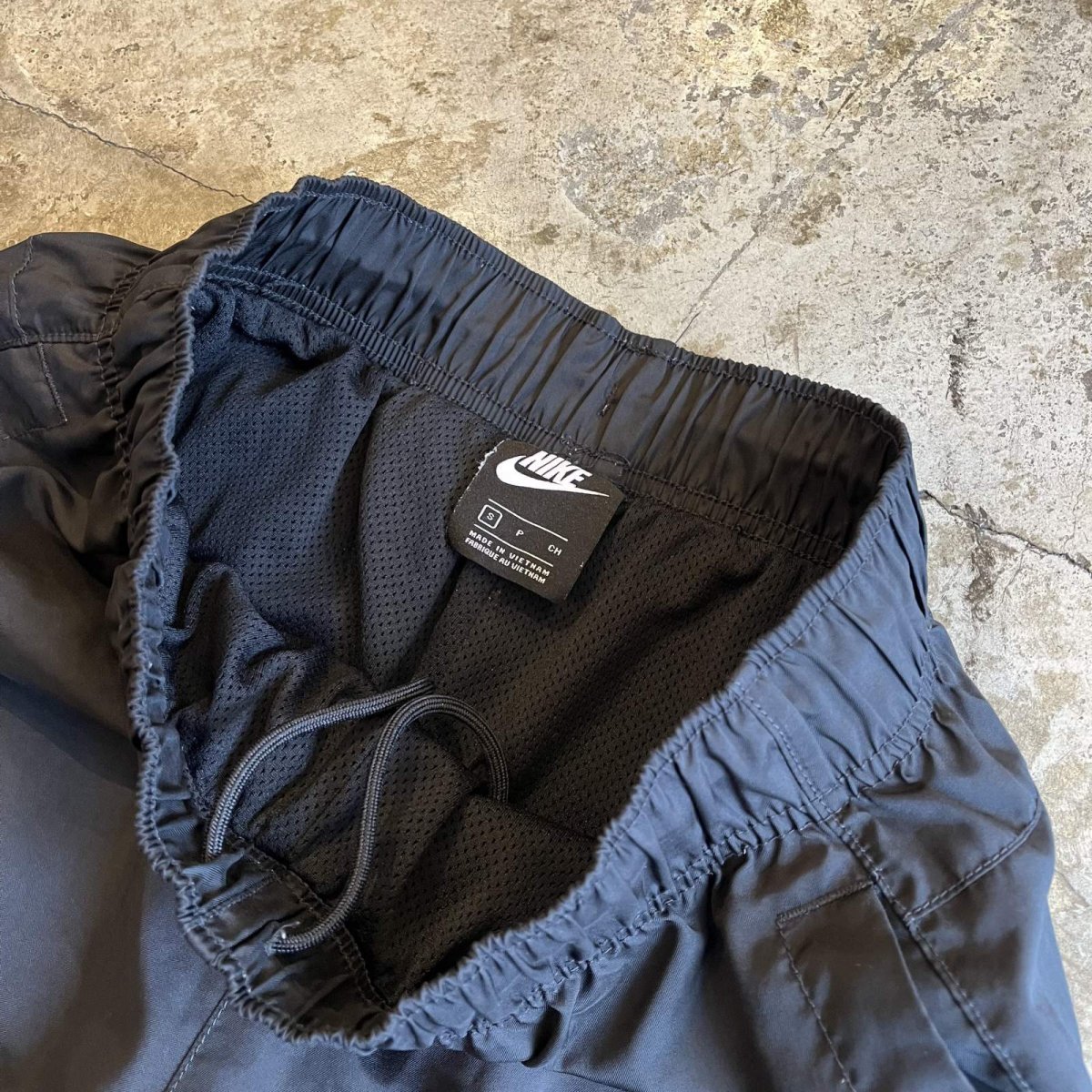 画像9: 【NIKE】BLACK COLOR PATCH EMBROIDERY DESIGN NYLON HALF PANTS / FREE~W31(S) (9)