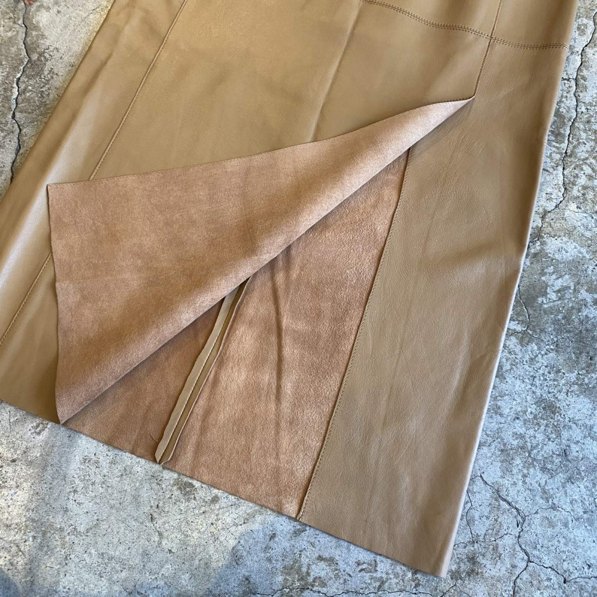 画像4: FRONT DESIGN SLIT LEATHER LONG SKIRT / W28 (4)