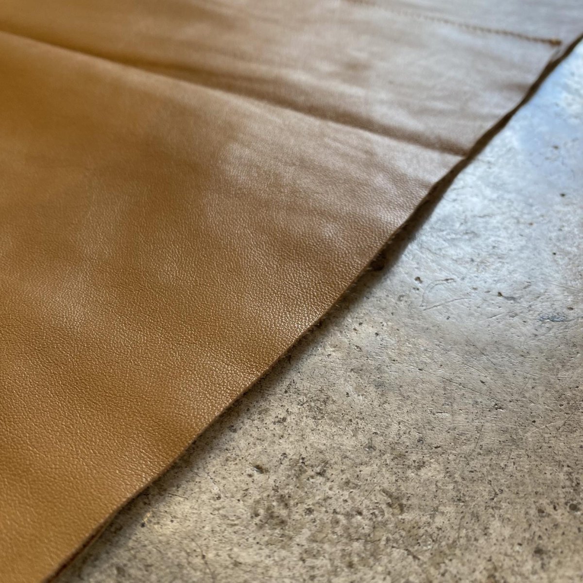 画像11: FRONT DESIGN SLIT LEATHER LONG SKIRT / W28 (11)