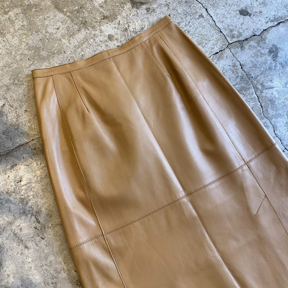 画像3: FRONT DESIGN SLIT LEATHER LONG SKIRT / W28 (3)