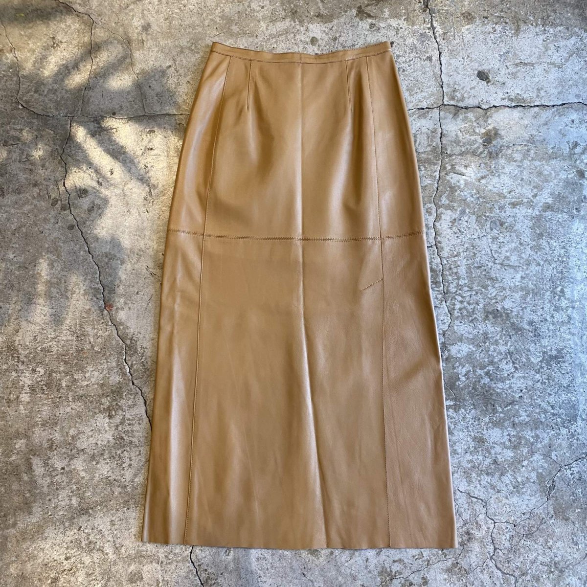 画像1: FRONT DESIGN SLIT LEATHER LONG SKIRT / W28 (1)