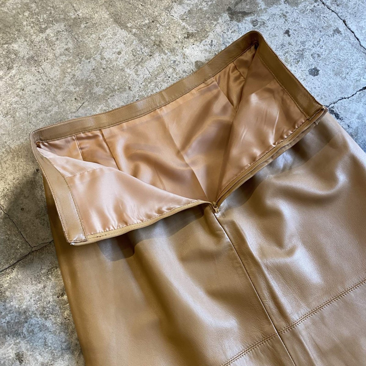 画像8: FRONT DESIGN SLIT LEATHER LONG SKIRT / W28 (8)