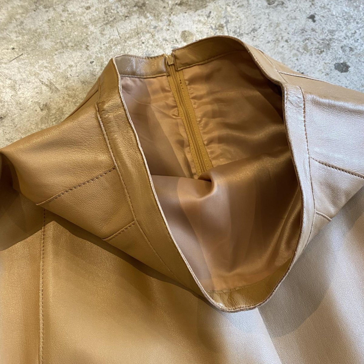 画像6: FRONT DESIGN SLIT LEATHER LONG SKIRT / W28 (6)