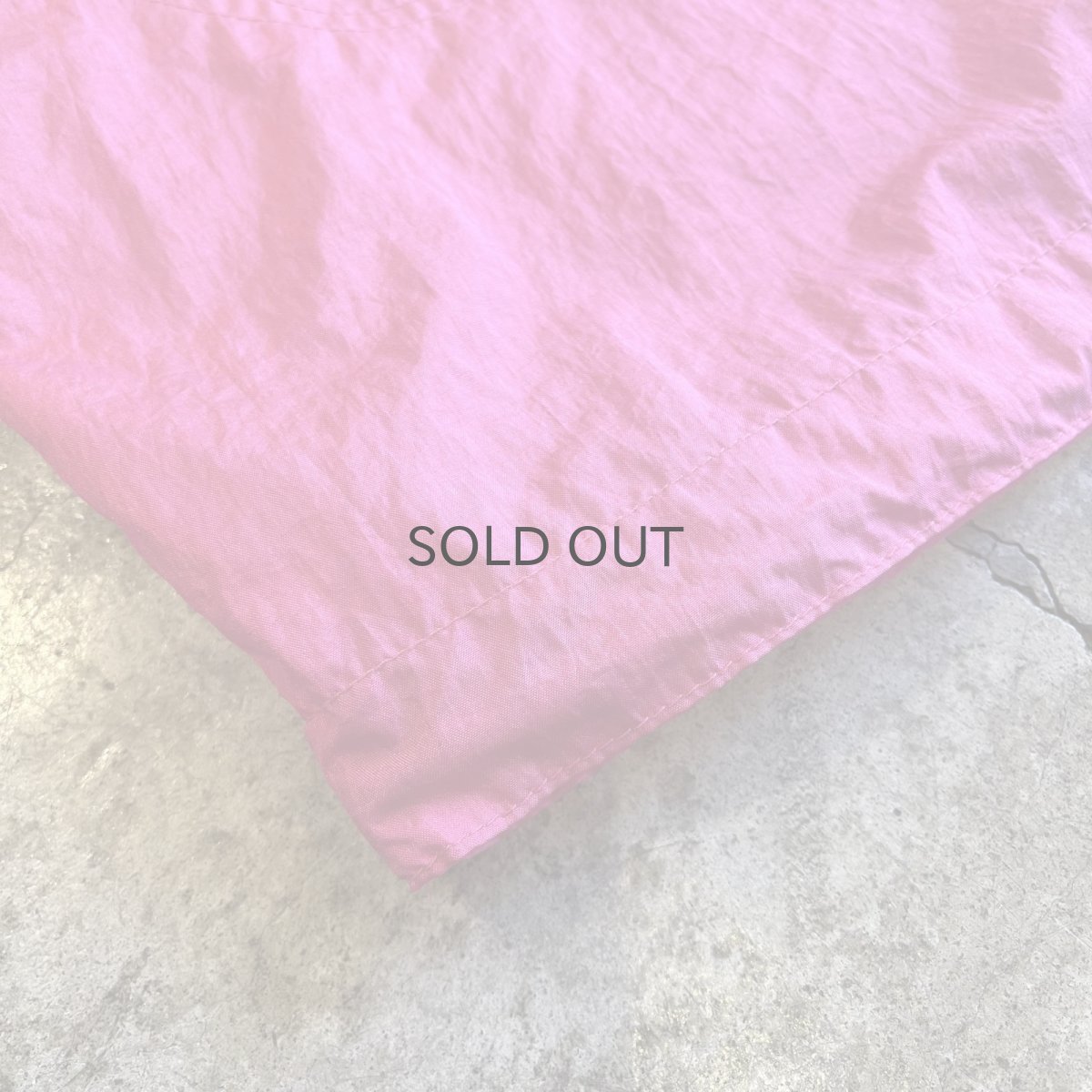 画像3: PINK COLOR VOLUME SLEEVE DESIGN HALF NECK NYLON JACKET / Ladies XL(ONE SIZE) (3)