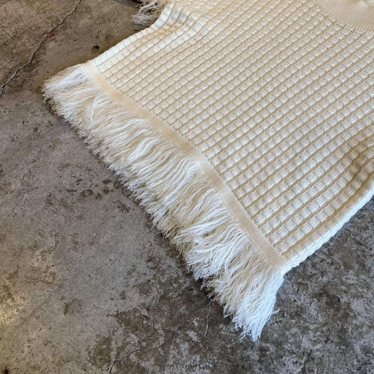 画像4: IVORY COLOR POINT FRINGE DESIGN MOCK NECK KNIT SWEATER / Ladies M  (4)