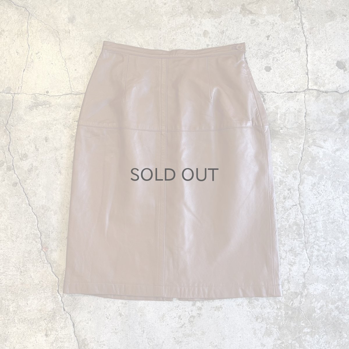 画像1: BACK SLIT DESIGN LEATHER SKIRT / W26 (1)