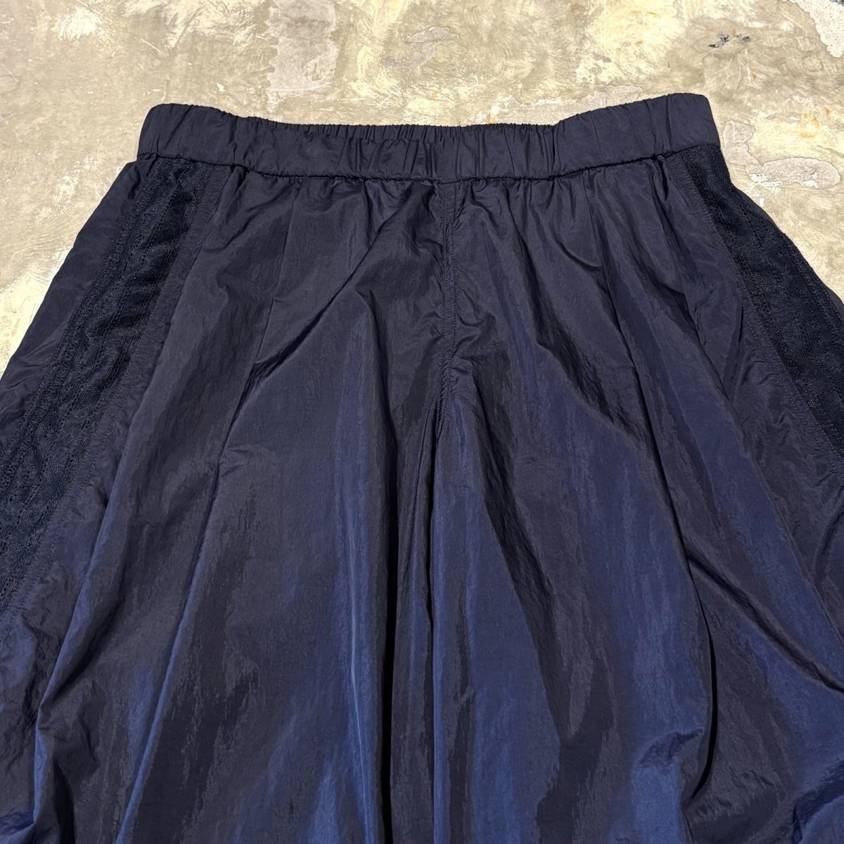 画像10: SIDE LACE UP LINE WIDE SILHOUETTE NYLON PANTS / W30~ (10)