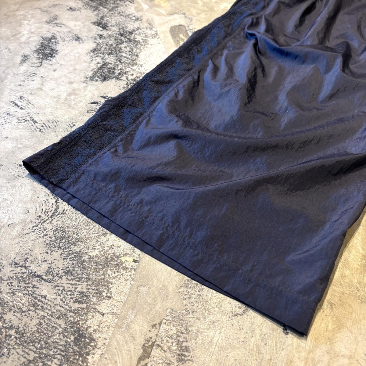 画像8: SIDE LACE UP LINE WIDE SILHOUETTE NYLON PANTS / W30~ (8)