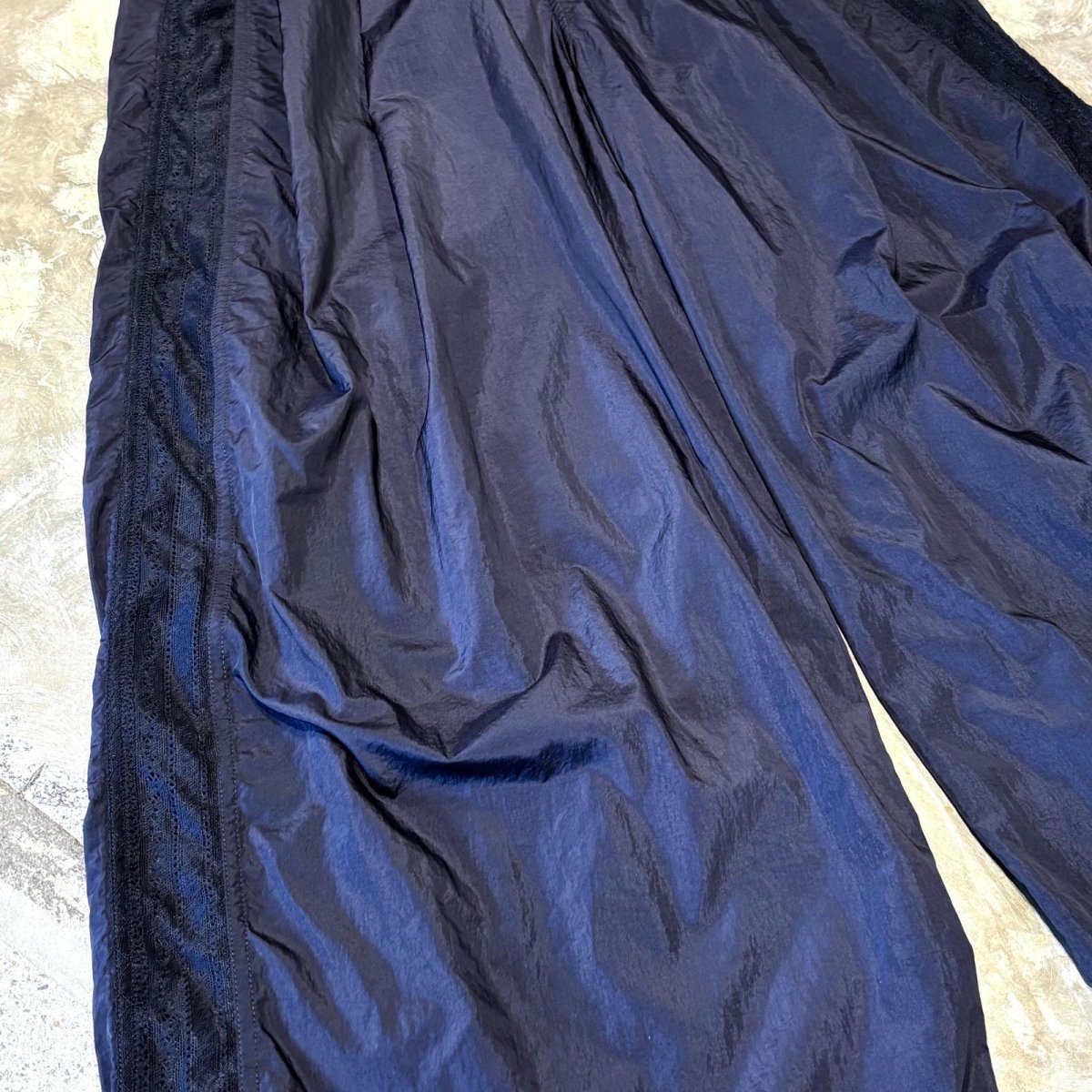 画像5: SIDE LACE UP LINE WIDE SILHOUETTE NYLON PANTS / W30~ (5)