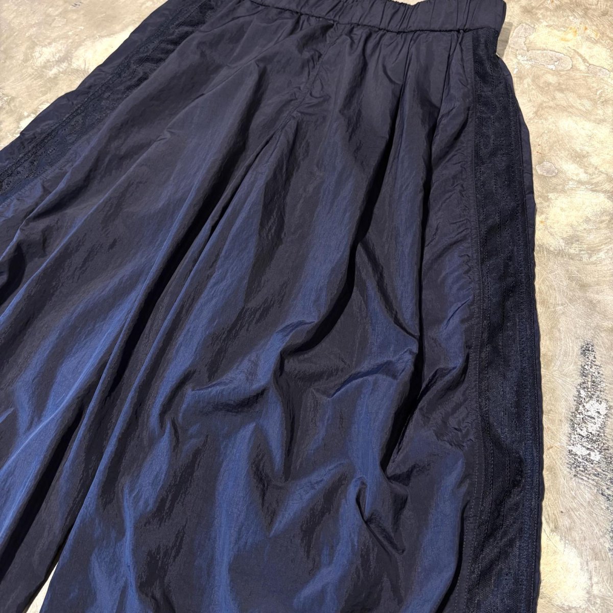 画像4: SIDE LACE UP LINE WIDE SILHOUETTE NYLON PANTS / W30~ (4)