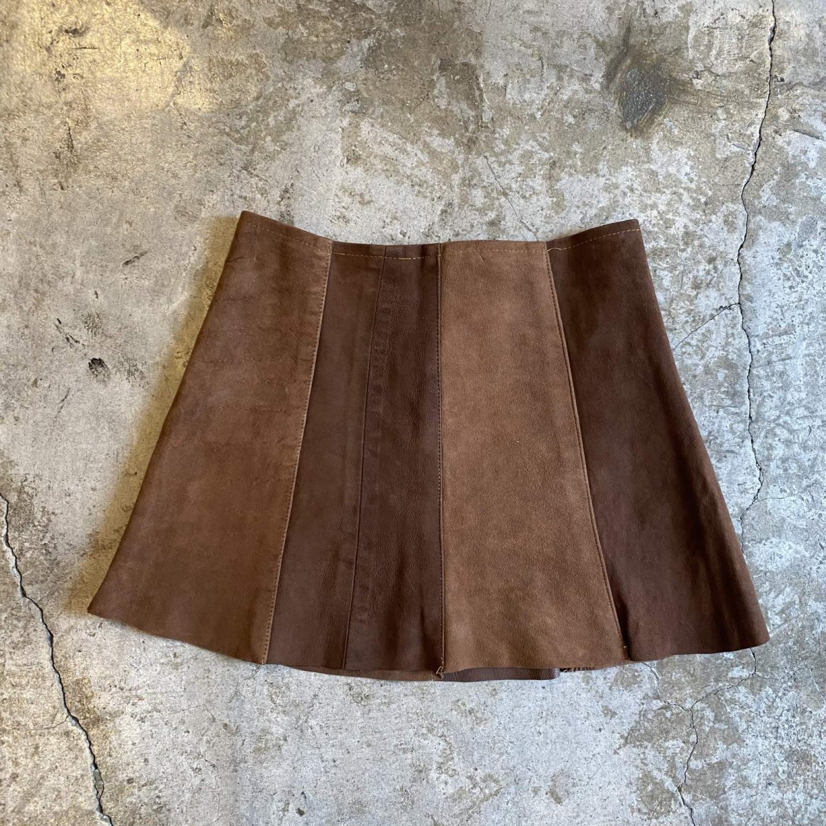 画像2: COLOR BLOCK SUEDE LEATHER FRONT BUTTON MINI SKIRT / W26 (2)