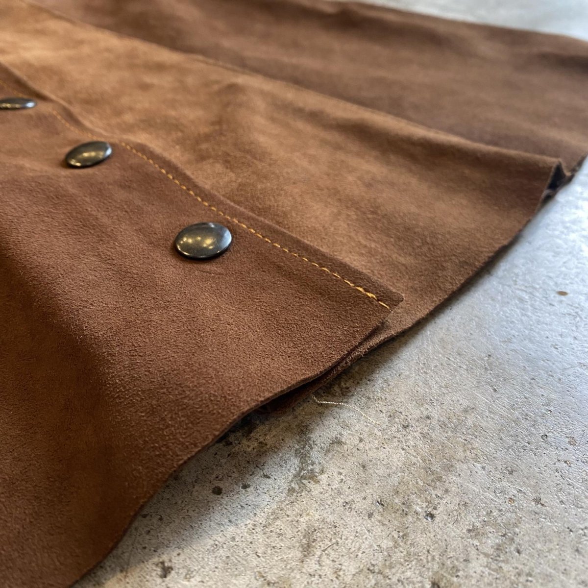 画像11: COLOR BLOCK SUEDE LEATHER FRONT BUTTON MINI SKIRT / W26 (11)