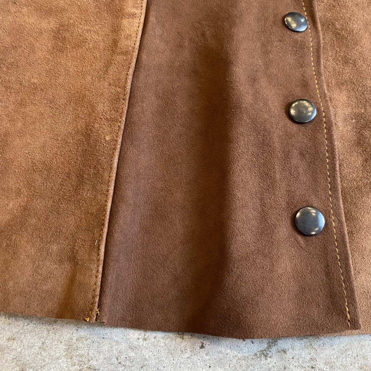 画像4: COLOR BLOCK SUEDE LEATHER FRONT BUTTON MINI SKIRT / W26 (4)