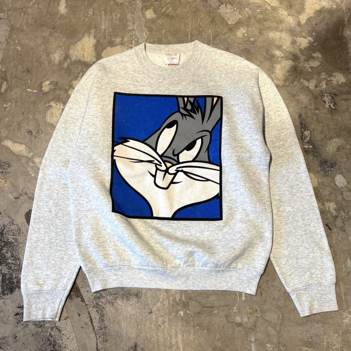 画像1: 90's "LOONEY TUNES" BUGS BUNNY PRINTED SWEAT / Mens L / MADE IN USA (1)