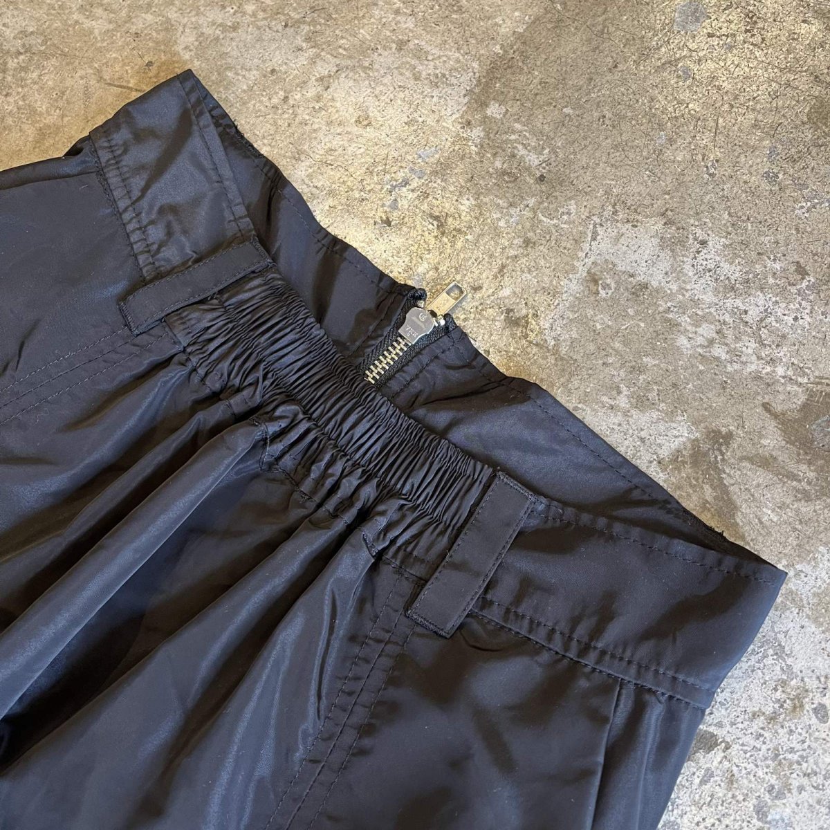 画像12: FRONT GATHER DOUBLE ZIP UP DESIGN NYLON LONG SKIRT / W24~W26 (12)