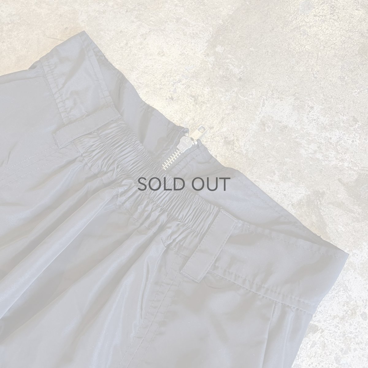 画像12: FRONT GATHER DOUBLE ZIP UP DESIGN NYLON LONG SKIRT / W24~W26 (12)