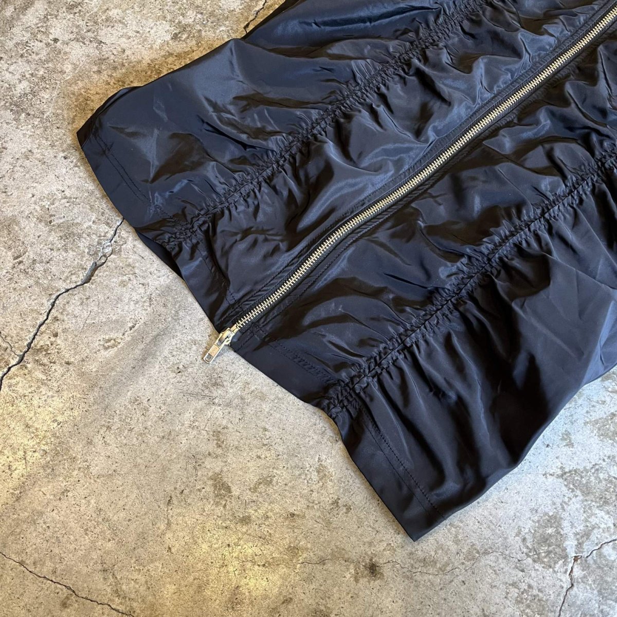 画像4: FRONT GATHER DOUBLE ZIP UP DESIGN NYLON LONG SKIRT / W24~W26 (4)
