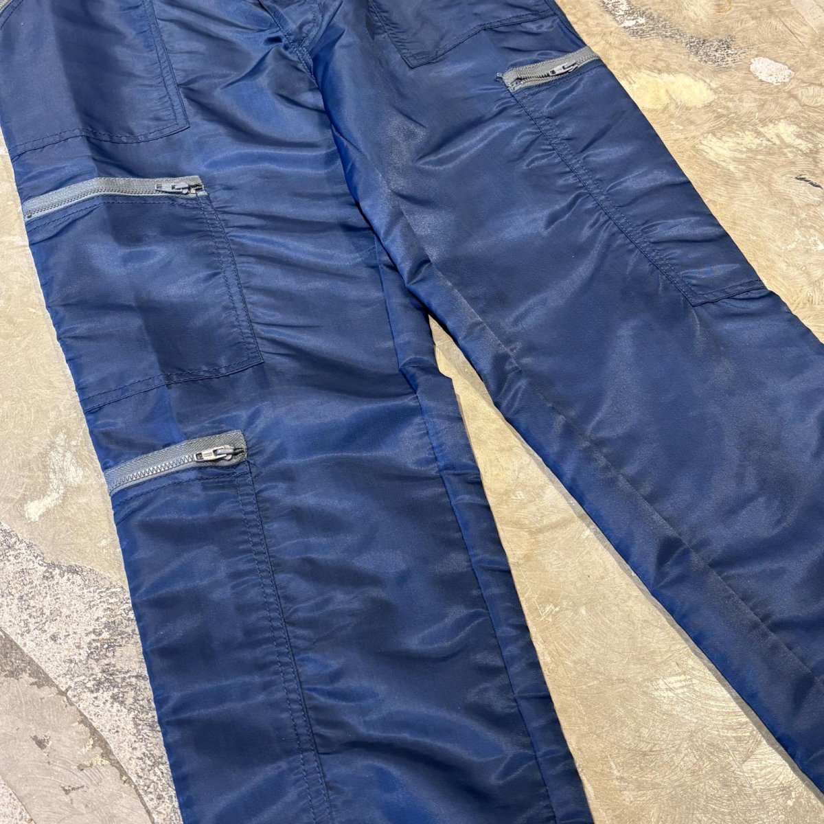 画像5: 90's BLUE COLOR MULTI ZIP POCKET NYLON PANTS / W29 (5)