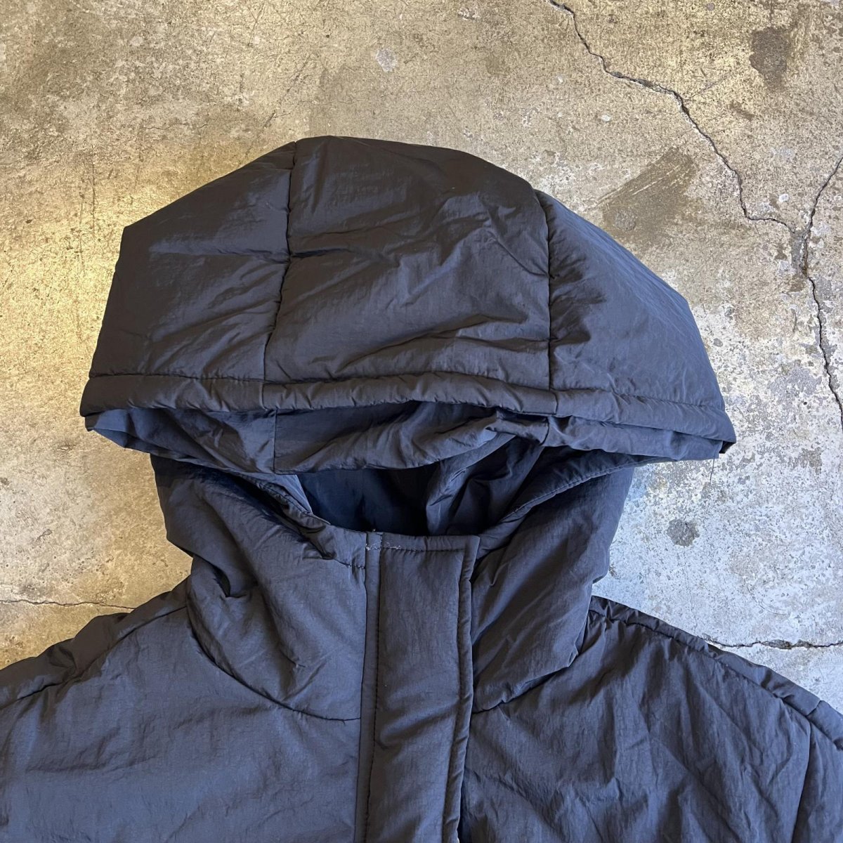 画像10: 【WONDERGROUND】WAIST MARK DESIGN NYLON DOWN HOODIE PONCHO / BLACK / OS (10)