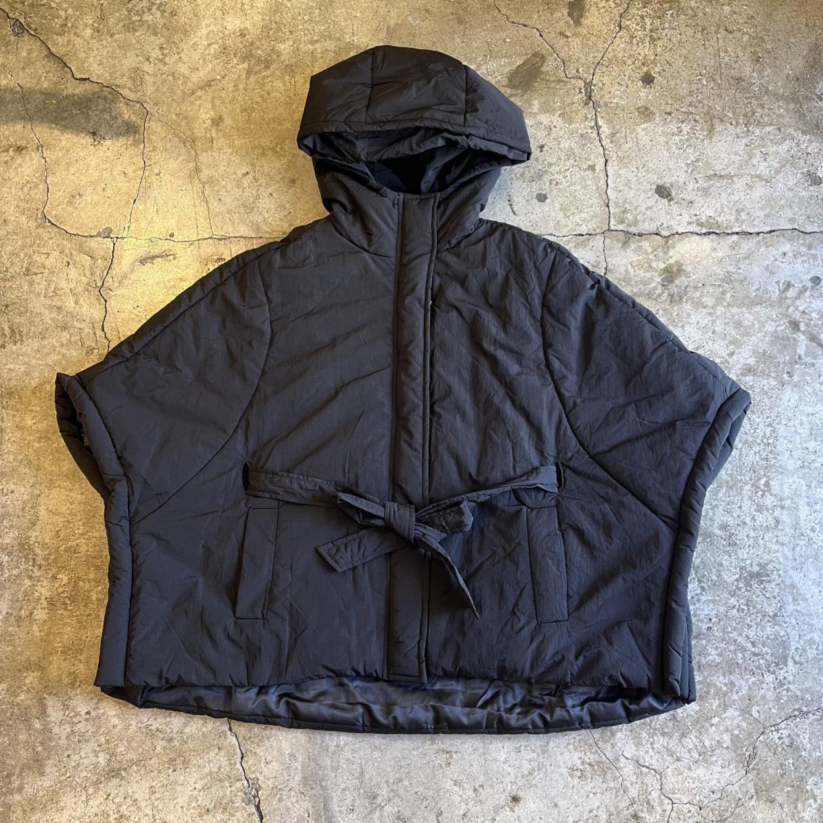 画像2: 【WONDERGROUND】WAIST MARK DESIGN NYLON DOWN HOODIE PONCHO / BLACK / OS (2)