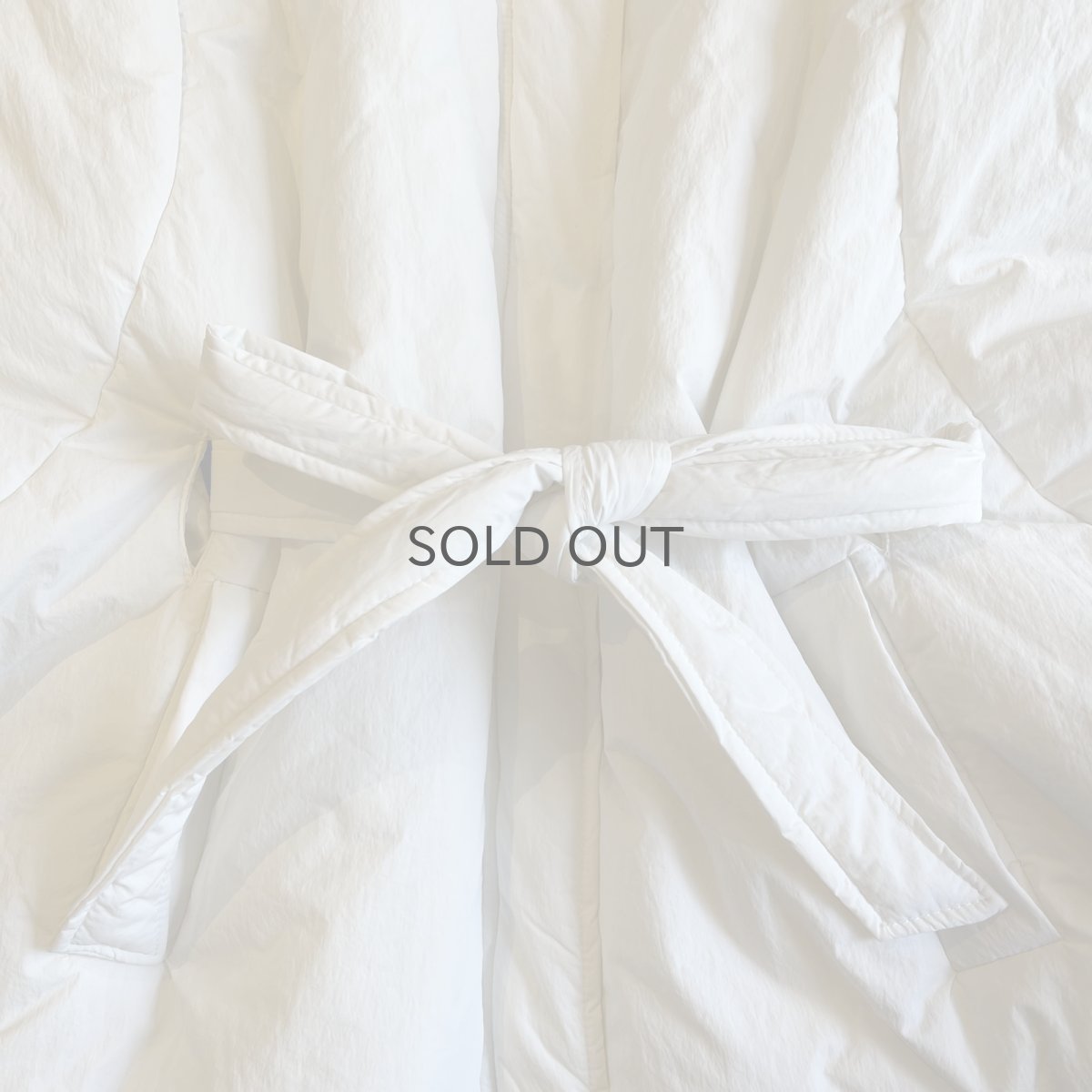 画像7: 【WONDERGROUND】WAIST MARK DESIGN NYLON DOWN HOODIE PONCHO / WHITE / OS (7)