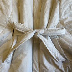 画像7: 【WONDERGROUND】WAIST MARK DESIGN NYLON DOWN HOODIE PONCHO / WHITE / OS (7)