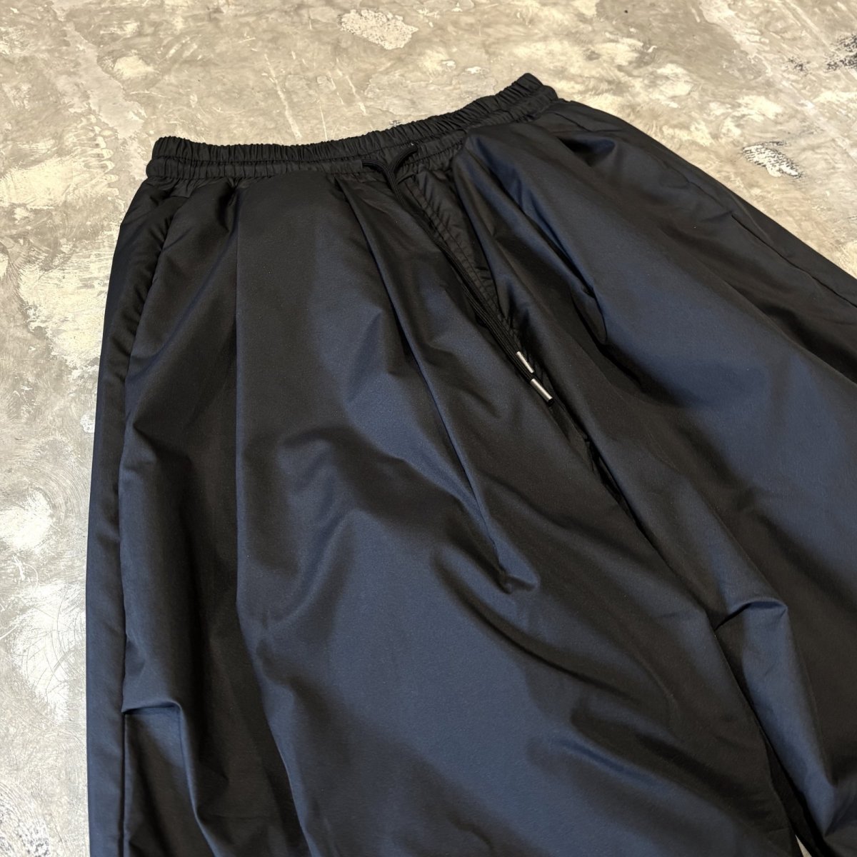 画像3: 【WONDERGROUND】QUILTING LINER WIDE NYLON PANTS / BLACK / OS (3)