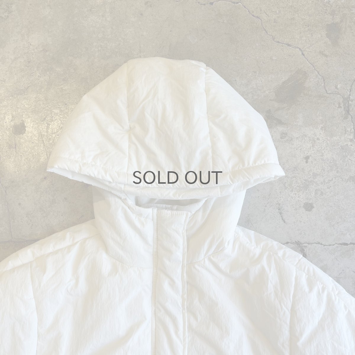 画像11: 【WONDERGROUND】WAIST MARK DESIGN NYLON DOWN HOODIE PONCHO / WHITE / OS (11)
