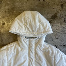 画像11: 【WONDERGROUND】WAIST MARK DESIGN NYLON DOWN HOODIE PONCHO / WHITE / OS (11)