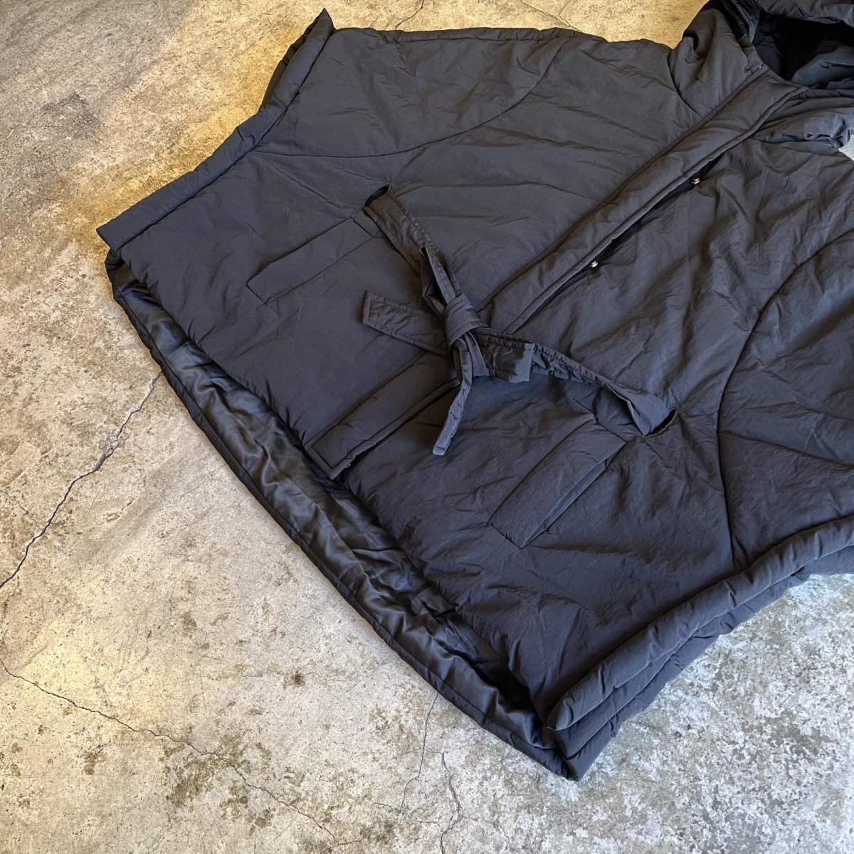 画像5: 【WONDERGROUND】WAIST MARK DESIGN NYLON DOWN HOODIE PONCHO / BLACK / OS (5)