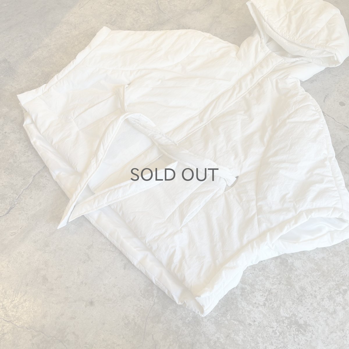 画像6: 【WONDERGROUND】WAIST MARK DESIGN NYLON DOWN HOODIE PONCHO / WHITE / OS (6)