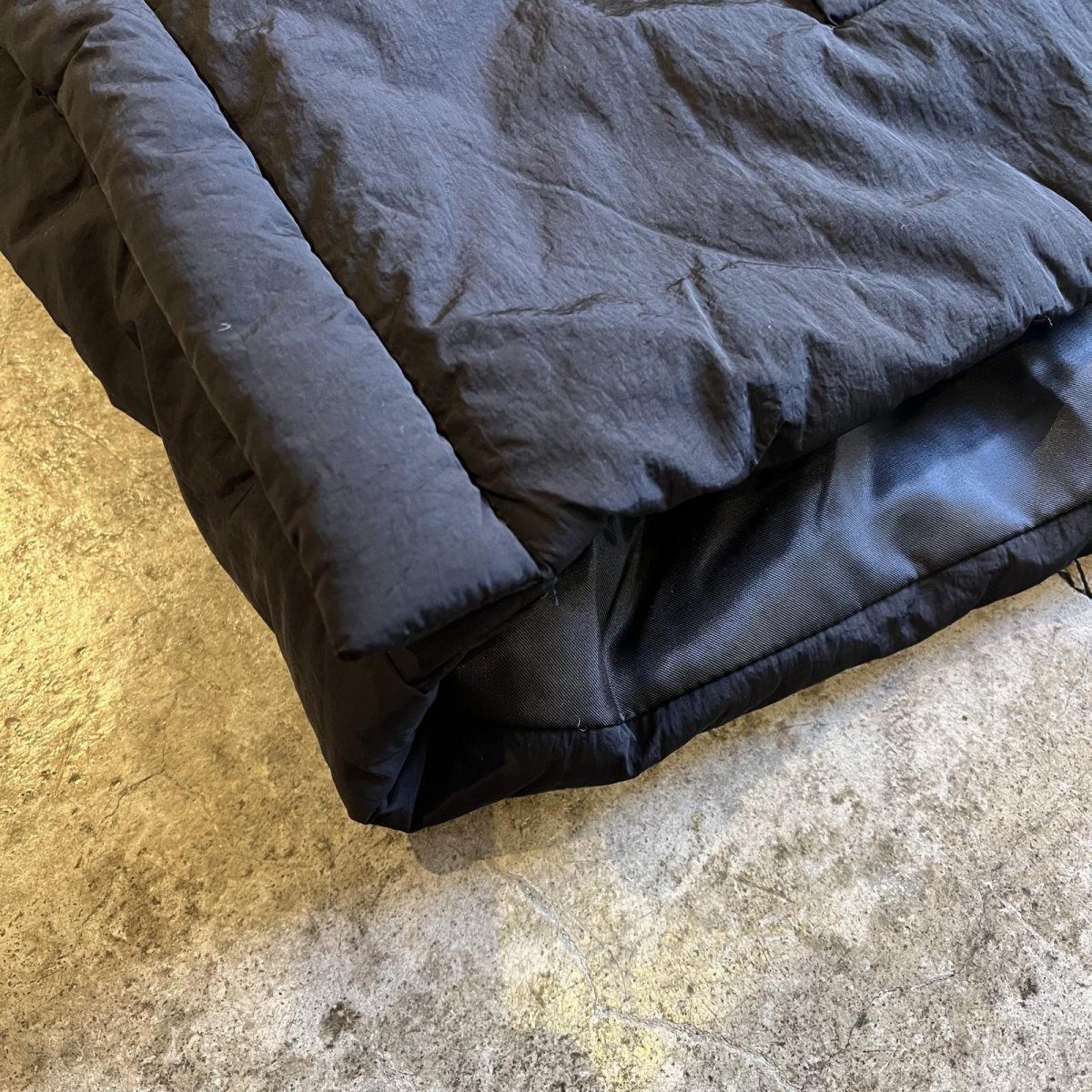 画像4: 【WONDERGROUND】WAIST MARK DESIGN NYLON DOWN HOODIE PONCHO / BLACK / OS (4)