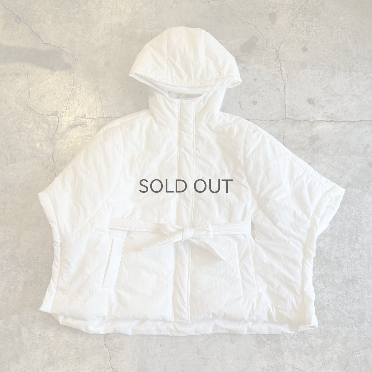 画像2: 【WONDERGROUND】WAIST MARK DESIGN NYLON DOWN HOODIE PONCHO / WHITE / OS (2)
