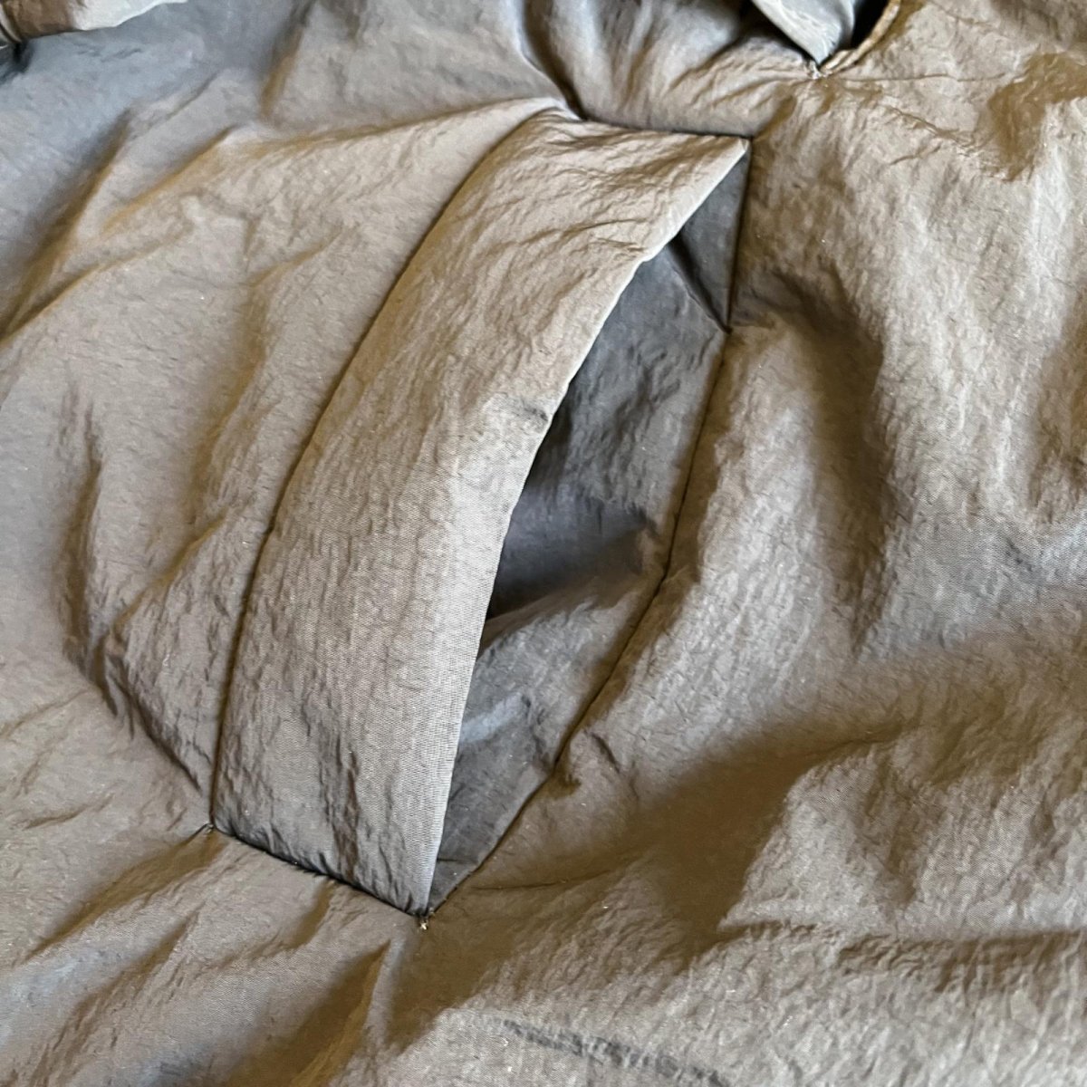 画像9: 【WONDERGROUND】WAIST MARK DESIGN NYLON DOWN HOODIE PONCHO / BLACK / OS (9)