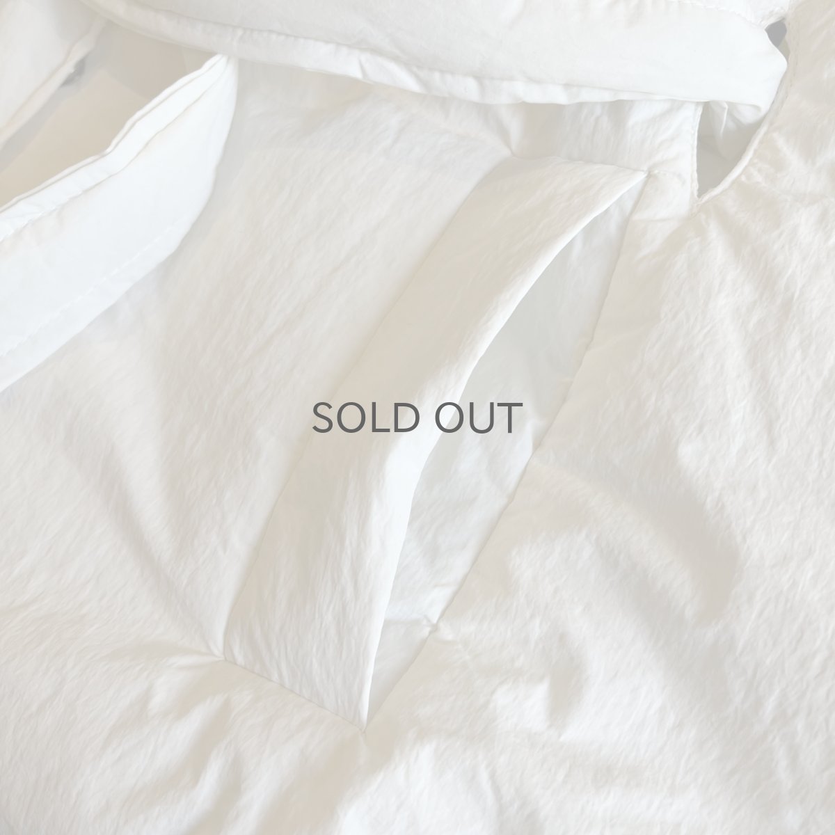 画像9: 【WONDERGROUND】WAIST MARK DESIGN NYLON DOWN HOODIE PONCHO / WHITE / OS (9)