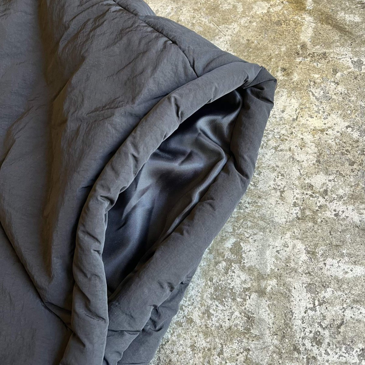 画像6: 【WONDERGROUND】WAIST MARK DESIGN NYLON DOWN HOODIE PONCHO / BLACK / OS (6)