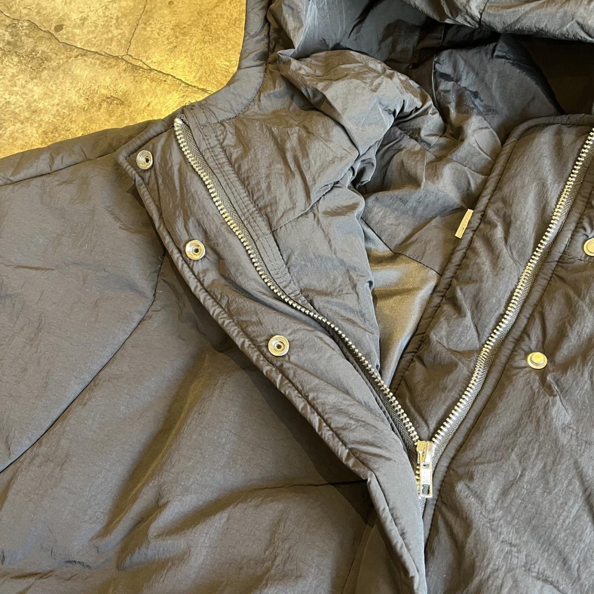 画像12: 【WONDERGROUND】WAIST MARK DESIGN NYLON DOWN HOODIE PONCHO / BLACK / OS (12)