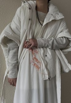 画像15: 【WONDERGROUND】WAIST MARK DESIGN NYLON DOWN HOODIE PONCHO / WHITE / OS (15)