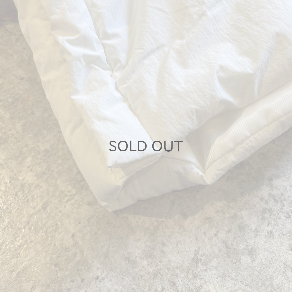 画像4: 【WONDERGROUND】WAIST MARK DESIGN NYLON DOWN HOODIE PONCHO / WHITE / OS (4)