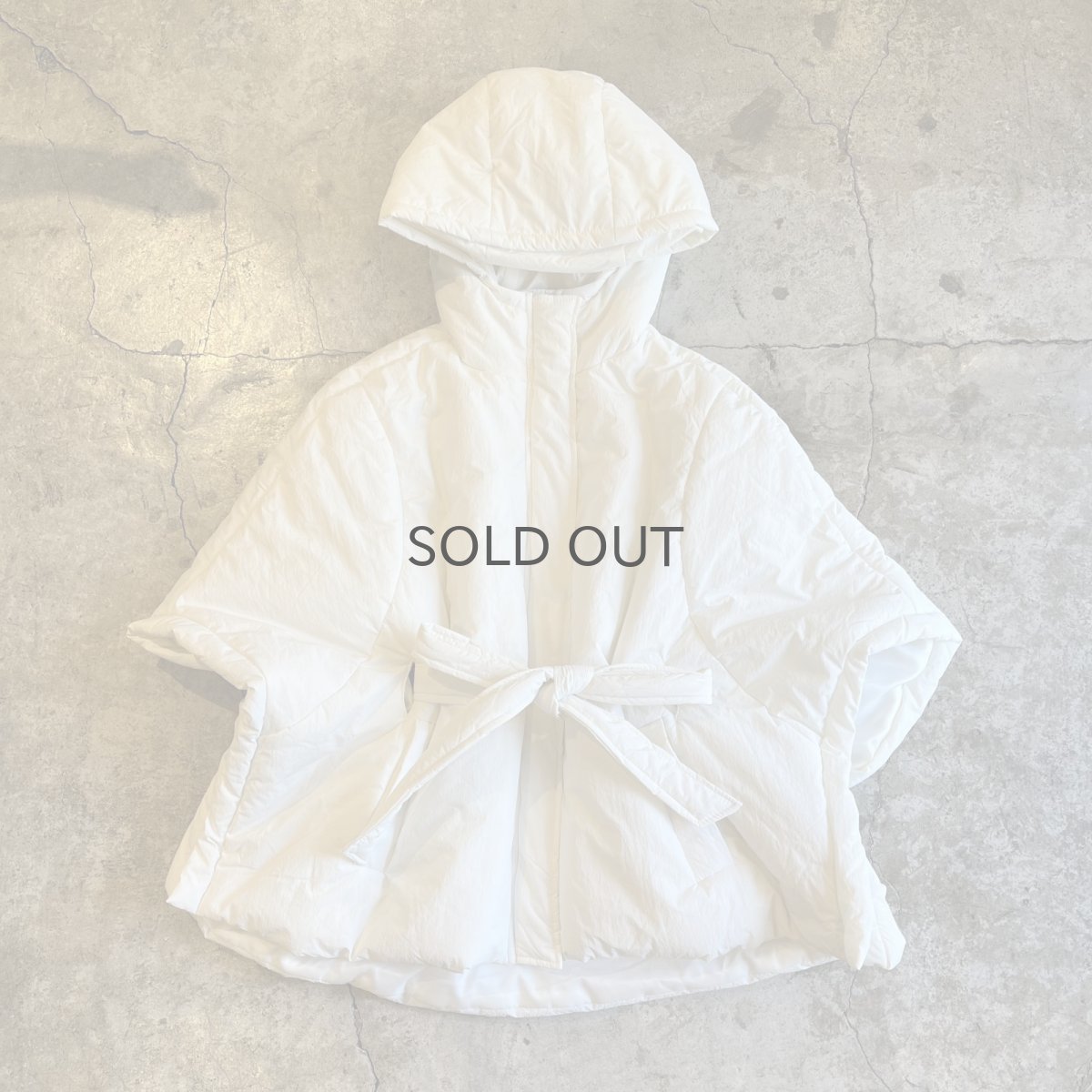 画像1: 【WONDERGROUND】WAIST MARK DESIGN NYLON DOWN HOODIE PONCHO / WHITE / OS (1)
