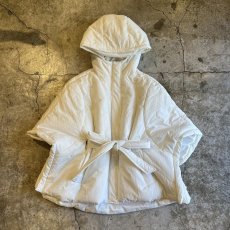 画像1: 【WONDERGROUND】WAIST MARK DESIGN NYLON DOWN HOODIE PONCHO / WHITE / OS (1)