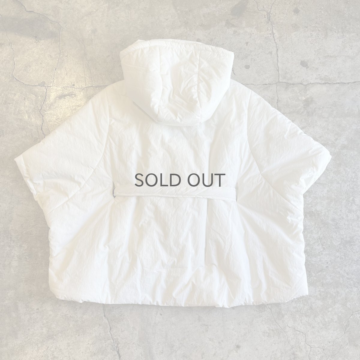 画像3: 【WONDERGROUND】WAIST MARK DESIGN NYLON DOWN HOODIE PONCHO / WHITE / OS (3)