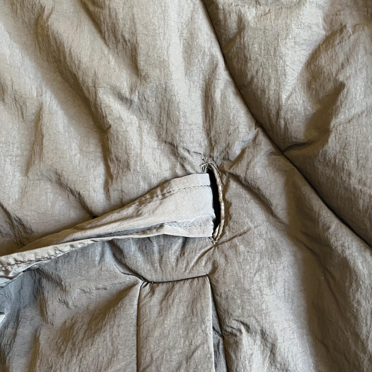 画像8: 【WONDERGROUND】WAIST MARK DESIGN NYLON DOWN HOODIE PONCHO / BLACK / OS (8)