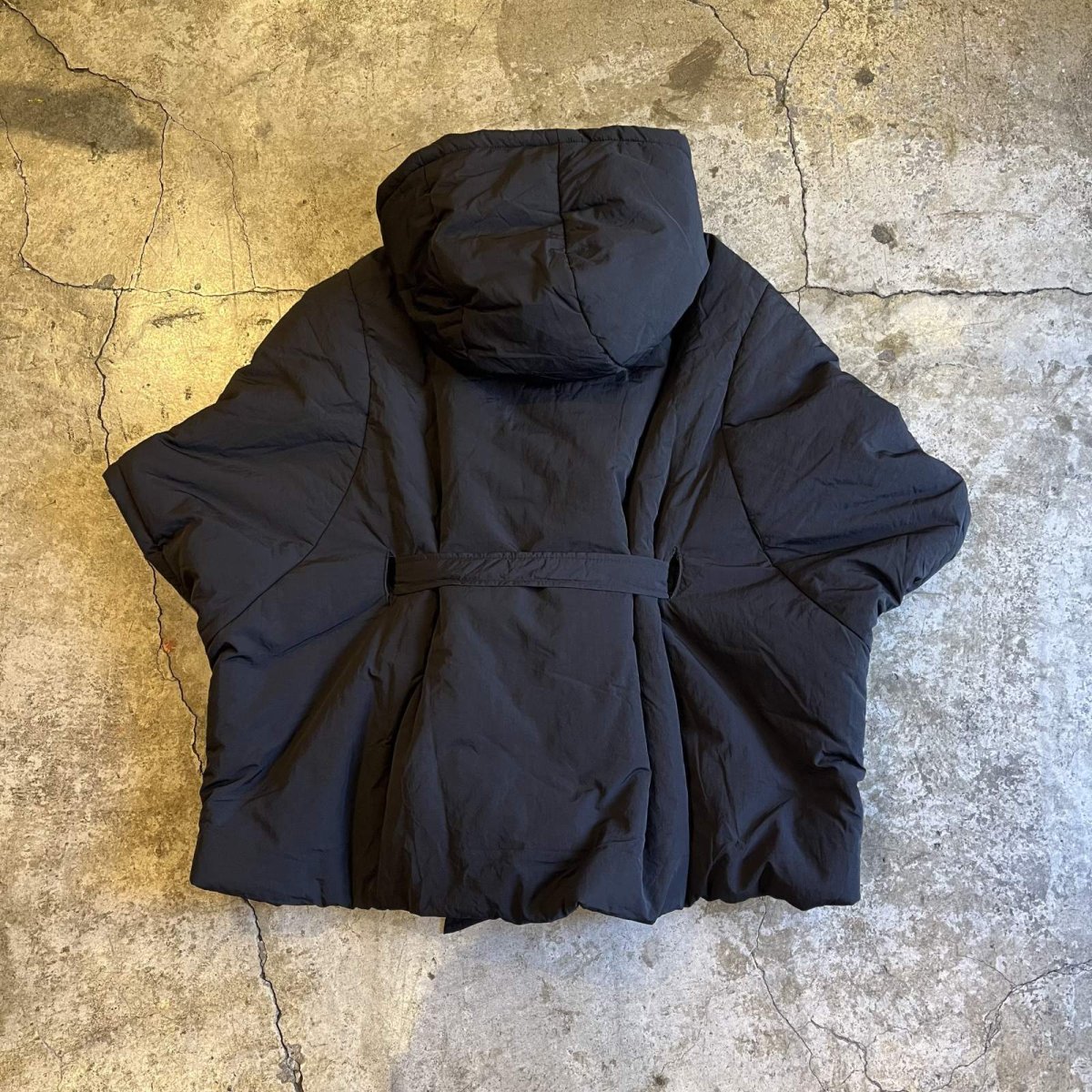 画像3: 【WONDERGROUND】WAIST MARK DESIGN NYLON DOWN HOODIE PONCHO / BLACK / OS (3)