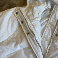 画像13: 【WONDERGROUND】WAIST MARK DESIGN NYLON DOWN HOODIE PONCHO / WHITE / OS (13)
