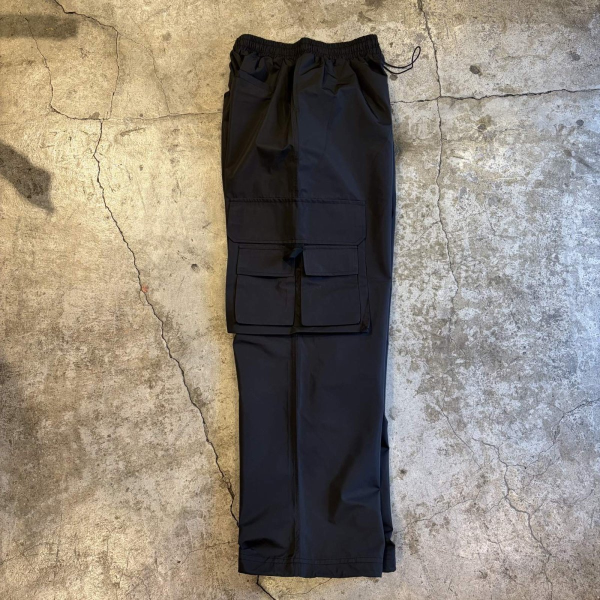 画像8: BLACK COLOR CARGO DESIGN WAIST DRAW CODE NYLON PANTS / FREE~W35 (8)