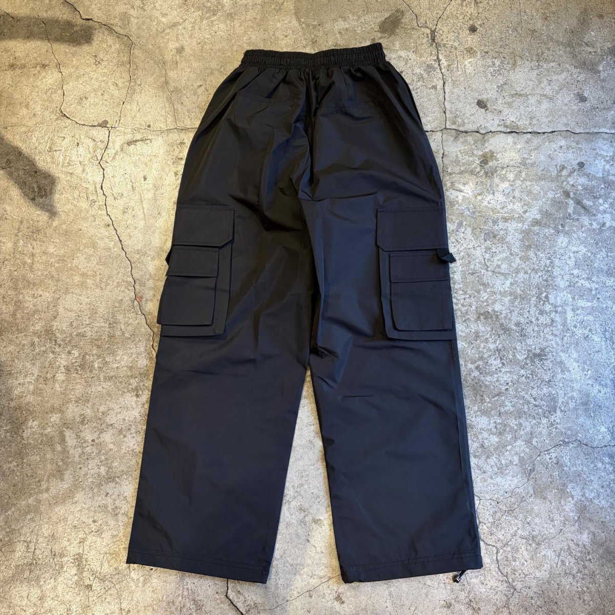 画像2: BLACK COLOR CARGO DESIGN WAIST DRAW CODE NYLON PANTS / FREE~W35 (2)